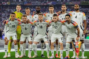 不满德国足协新投资者协议，多特球迷往场内扔杂物抗议